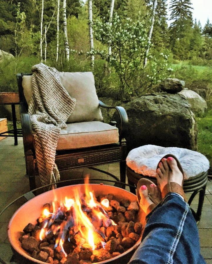A Suite Retreat - Beyond Bed & Breakfast Sun Peaks Bagian luar foto